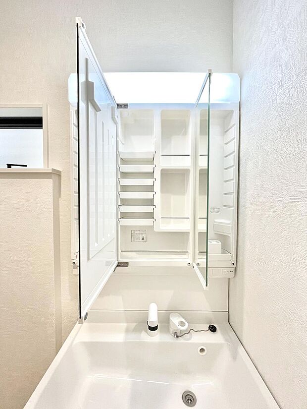 三面鏡の裏に、化粧品や衛生用品などを収納可能。洗面台をすっきりと保ちます!