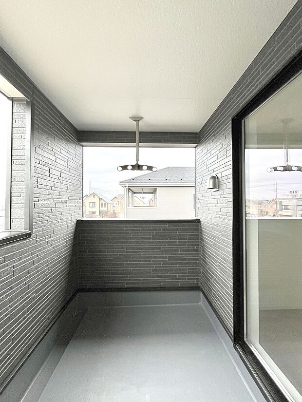 上部に屋根がかかっているので急な雨の時にも安心です。