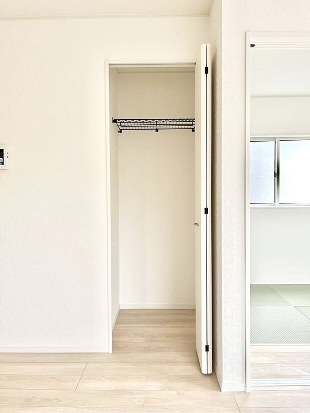 リビング収納。ここに収納があると物が集まるLDKがスッキリ片付きそうですね。