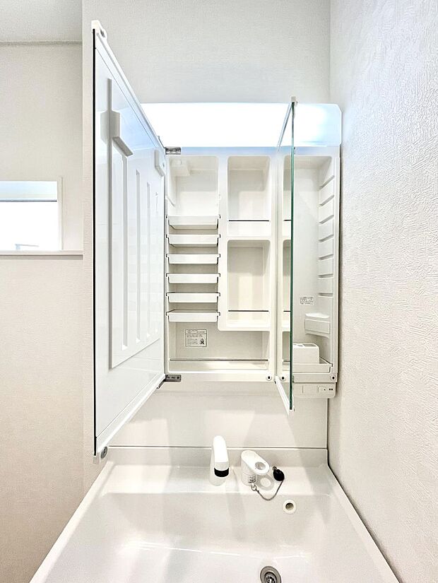 三面鏡の裏に、化粧品や衛生用品などを収納可能。洗面台をすっきりと保ちます!