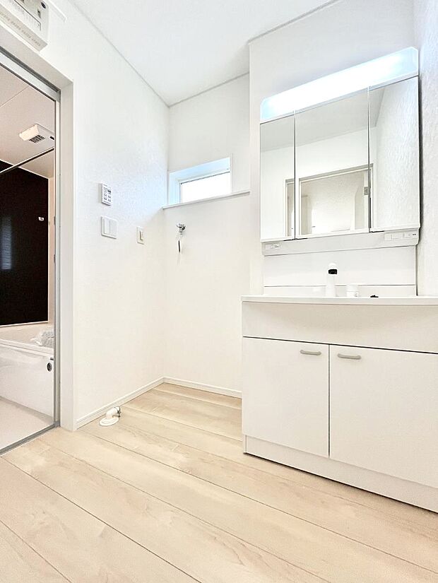 清潔感のある快適空間です。毎日の身支度も気持ち良くお使い頂けます。