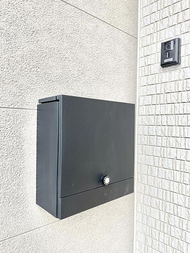 シンプルデザインのポスト。