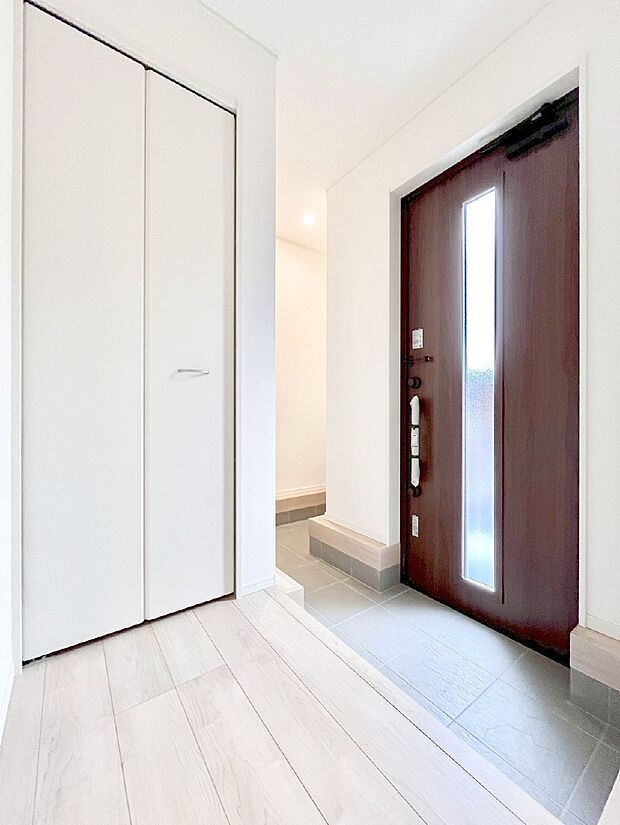 天井まである玄関収納で、家族全員の靴もすっきり収納！ 