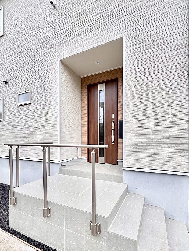 大切な家族、来客を出迎える玄関。