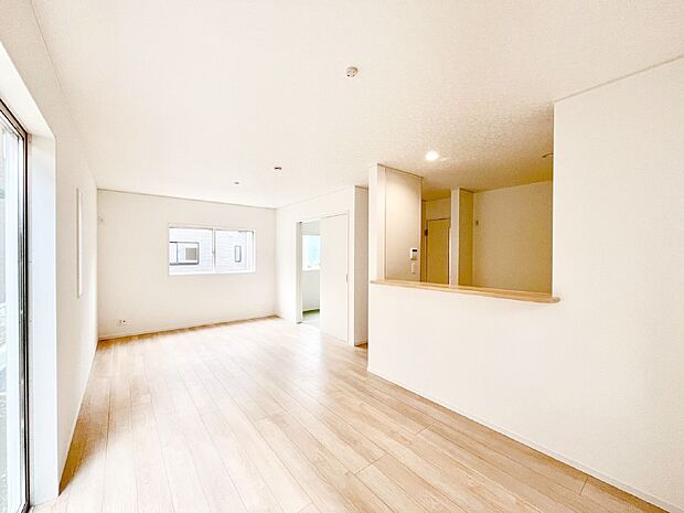 明るい陽光が注ぎ、寛ぎの雰囲気に満たされるリビング・ダイニング。 