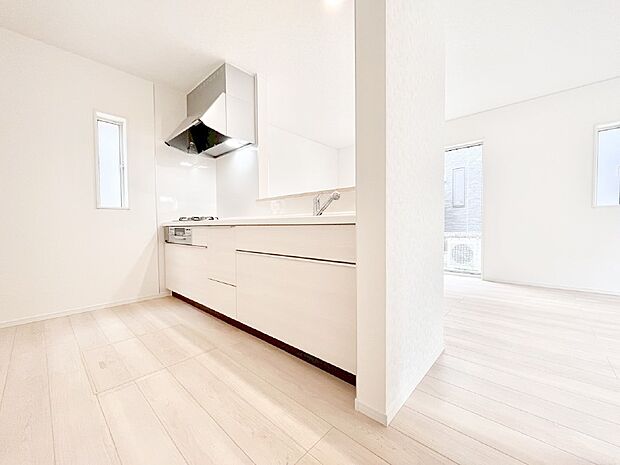 爽やかな風が通り抜けるキッチン。窓があるので明るく換気にも役立ちます。