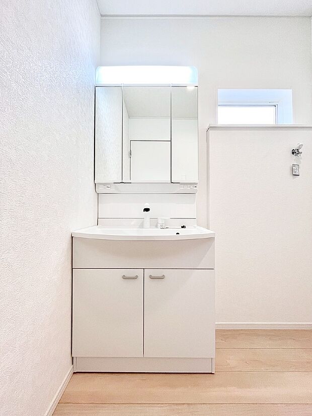 明るい洗面所は毎朝の身支度も楽しくできちゃいそうです。