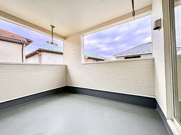 上部に屋根がかかっているので急な雨の時にも安心です。 