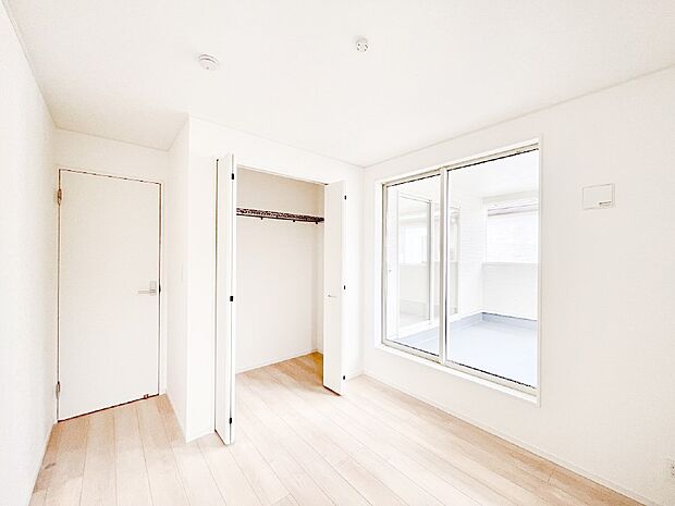 明るいバルコニーサイドに洋室を設置。目覚めの良い寝室に。 