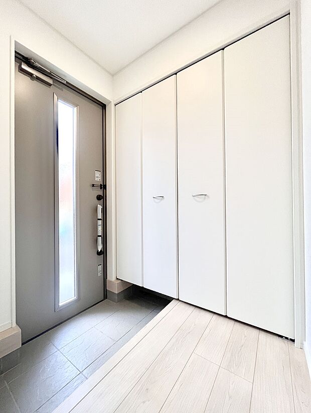 明るい玄関はお客様をお出迎えするのにぴったりです!