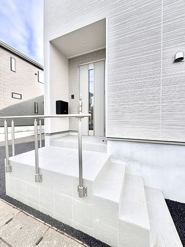 大切な家族、来客を出迎える玄関。