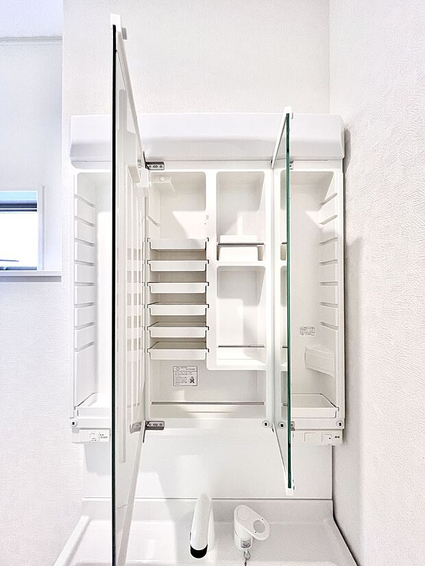 三面鏡の裏に、化粧品や衛生用品などを収納可能。洗面台をすっきりと保ちます!