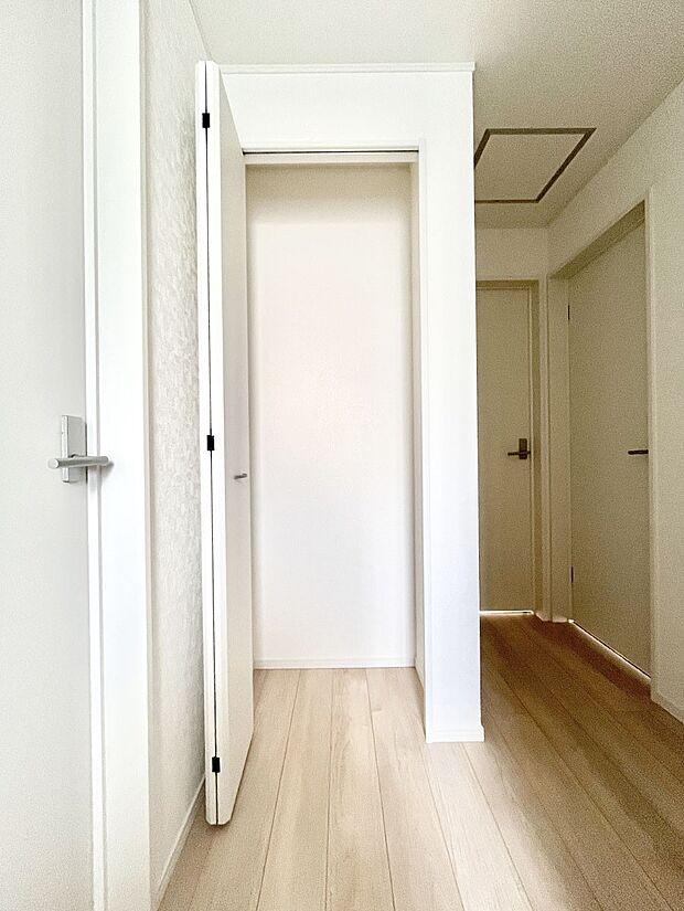 廊下収納。掃除道具や季節の小物を収納することができます。