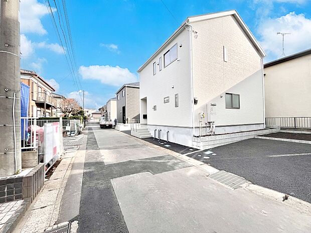 前面道路はきちんと整備されています  