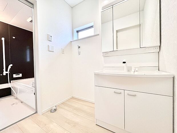 清潔感のある快適空間です。毎日の身支度も気持ち良くお使い頂けます。