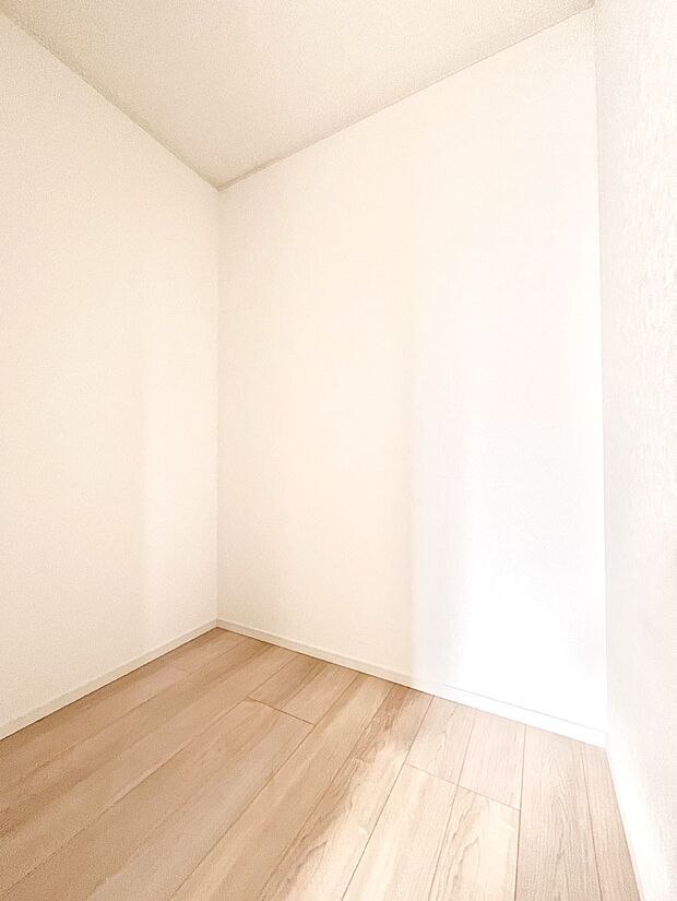 ウォークインクローゼット付きで生活空間を広く利用できます。