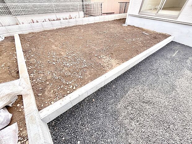 プランターを並べて季節のお花を楽しめるお庭付き。