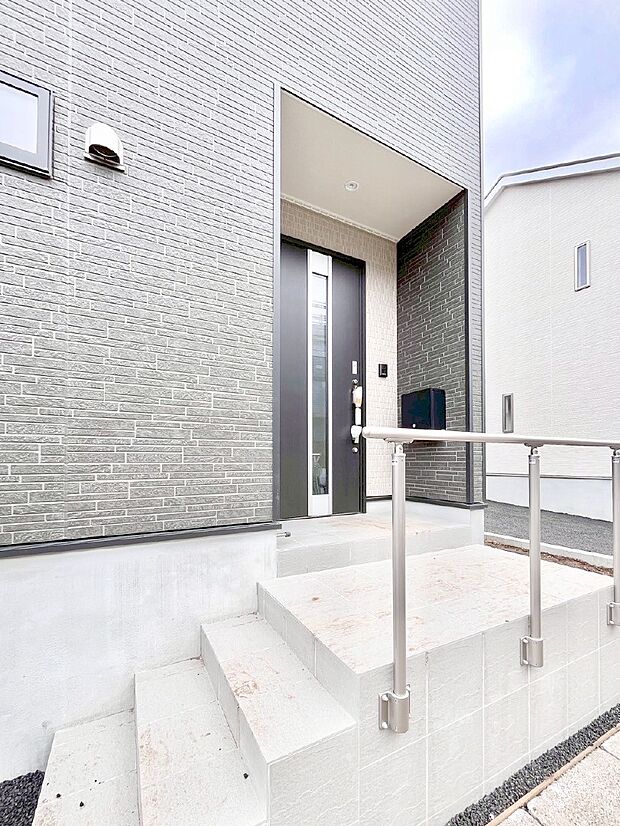 大切な家族、来客を出迎える玄関。