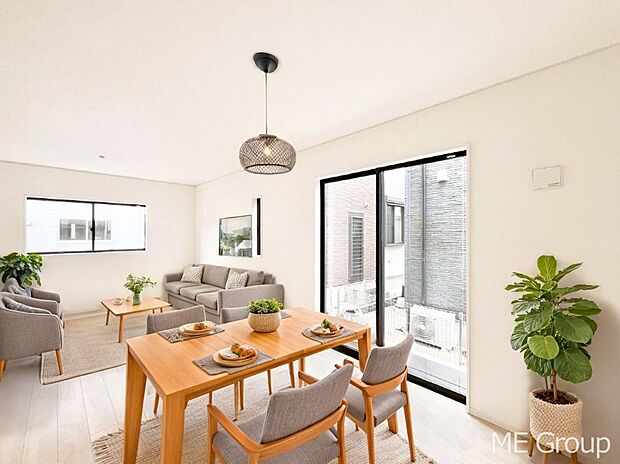 ご家族の賑やかな話し声で包まれる明るいリビング  ※家具はCGです