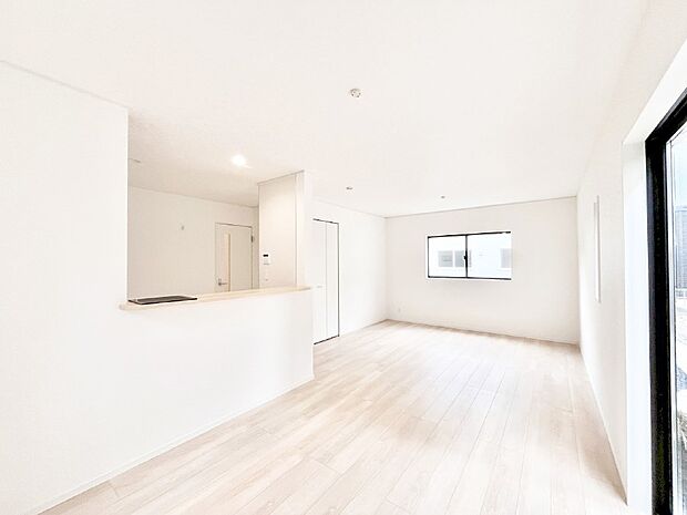 明るい陽光が注ぎ、寛ぎの雰囲気に満たされるリビング・ダイニング。