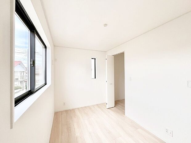 窓からのやさしい光が心地よいプライベートルーム