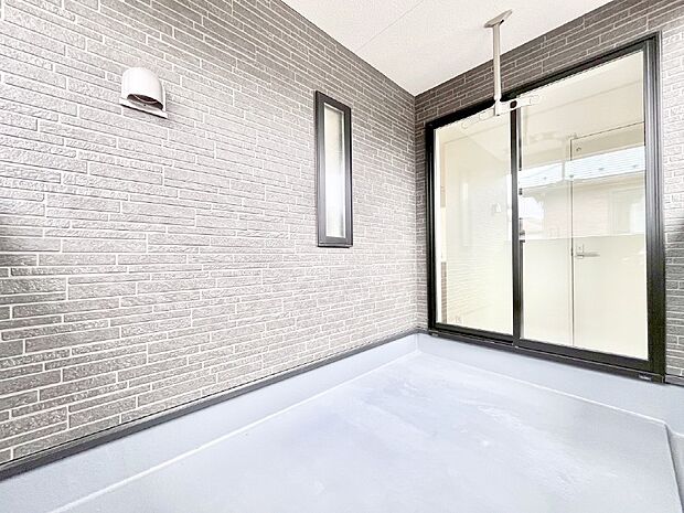 ゆったりバルコニーだから沢山お洗濯ものを干せます。