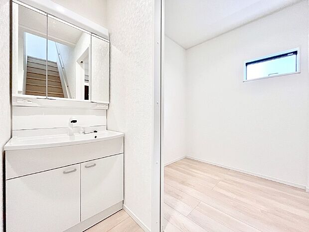 清潔感のある快適空間です。毎日の身支度も気持ち良くお使い頂けます。