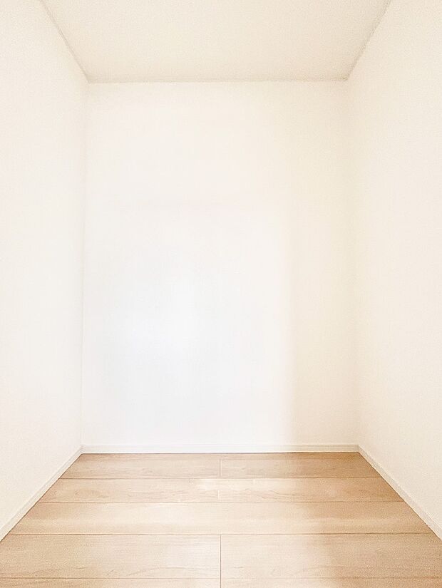 ウォークインクローゼット付きで生活空間を広く利用できます。