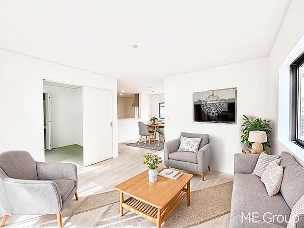 落ち着いた雰囲気のLDKは家族みんなの快適空間※家具はCGです