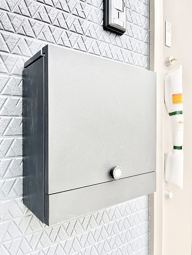 シンプルなデザインのポスト