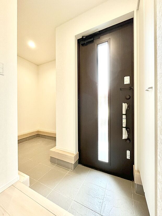 明るい玄関はお客様をお出迎えするのにぴったりです！ 