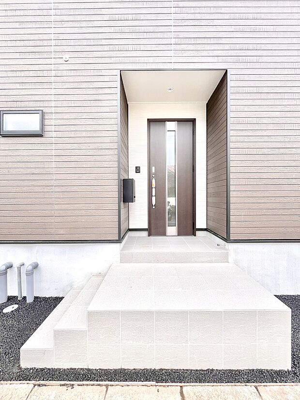 大切な家族、来客を出迎える玄関。