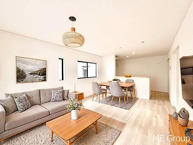 ご家族の賑やかな話し声で包まれる明るいリビング ※家具はCGです