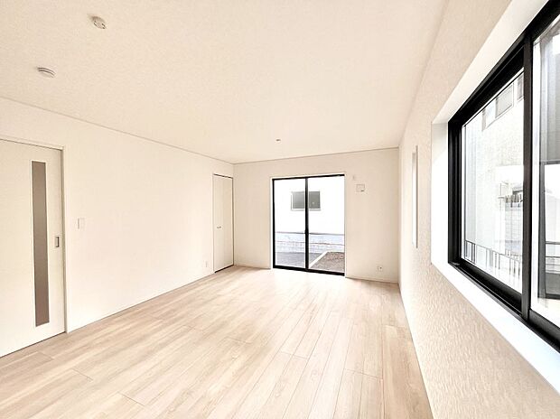 大きな窓からたっぷりの陽光と風を感じられるリビング