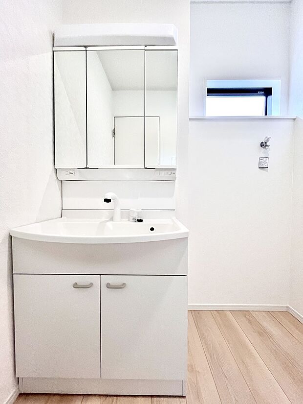 大きく見やすい三面鏡で清潔感ある洗面台は、身だしなみチェックや肌のお手入れにおすすめです。 