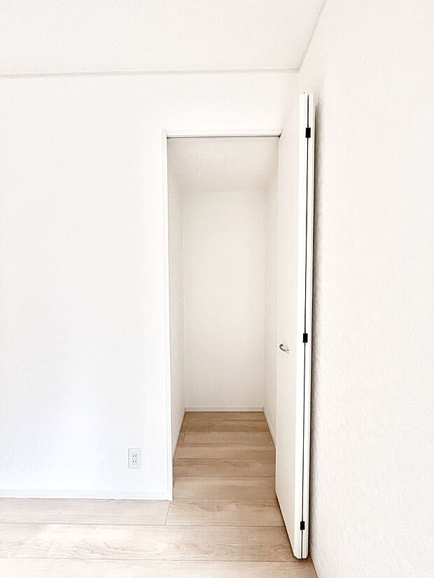 リビング収納。ここに収納があると物が集まるLDKがスッキリ片付きそうですね。  