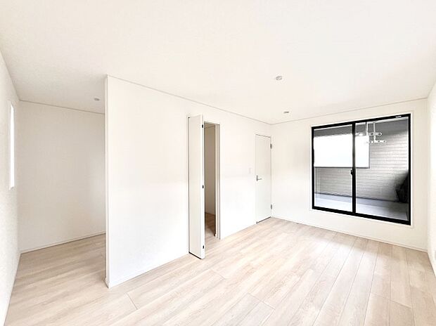 明るいバルコニーサイドに洋室を設置。目覚めの良い寝室に。