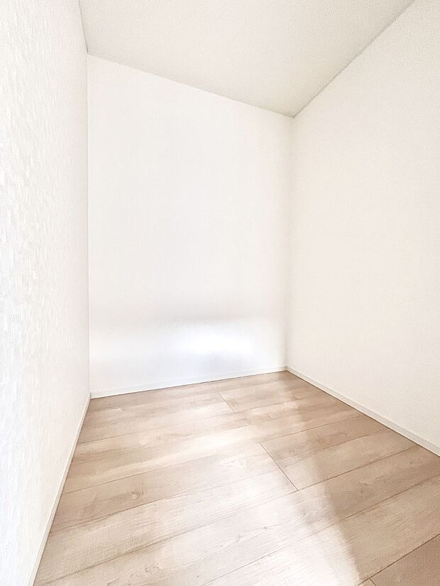 ウォークインクローゼット付きで生活空間を広く利用できます。