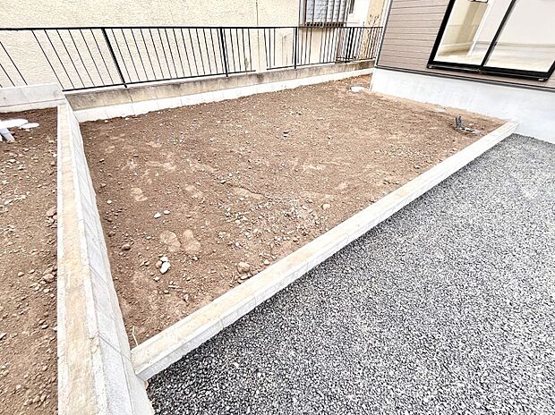 プランターを並べて季節のお花を楽しめるお庭付き。