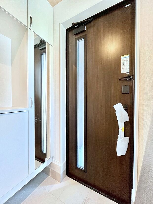 ミラー付きシューズボックスはお出かけ前の身だしなみチェックに便利