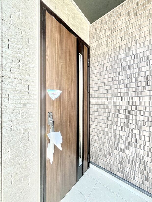 大切な家族、来客を出迎える玄関。