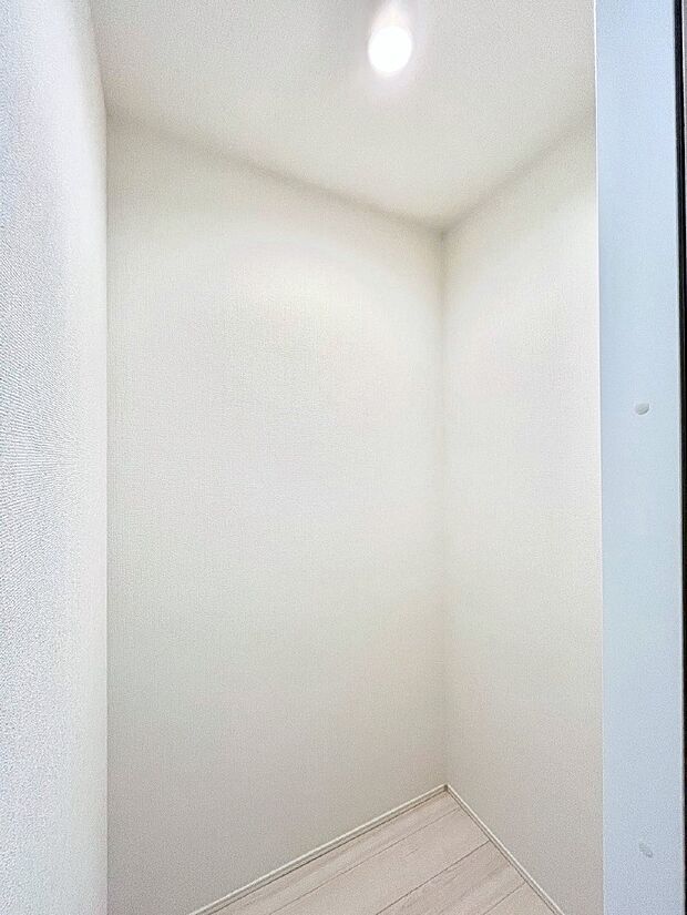 廊下収納。掃除道具や季節の小物を収納することができます。