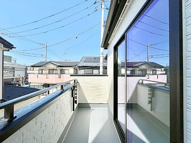 暖かな陽光が降り注ぐバルコニーはお洗濯におすすめ。爽やかな風も心地よいです。 