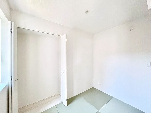 柔らかい畳の空間は、お子様の遊び場や来客時のおもてなしの場所として重宝します。 