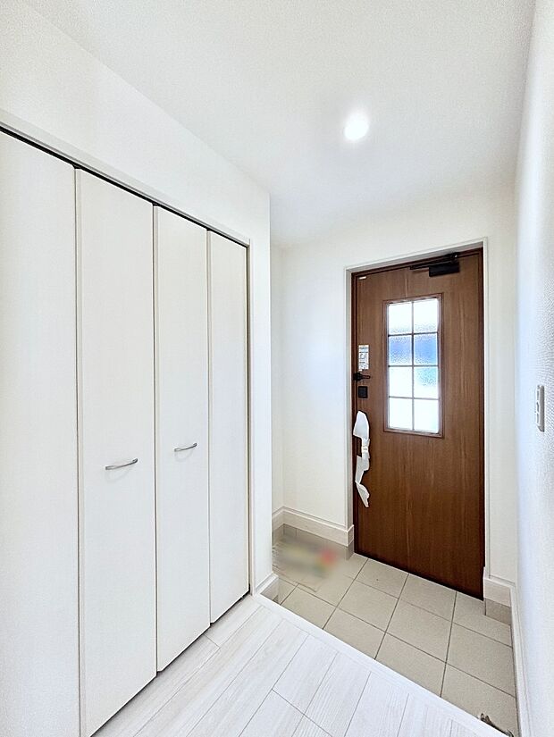 明るい玄関はお客様をお出迎えするのにぴったりです！ 