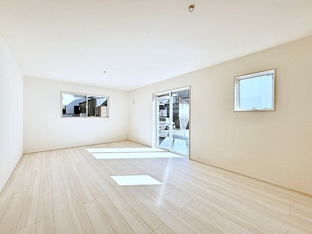 明るい陽光が注ぎ、寛ぎの雰囲気に満たされるリビング・ダイニング。 