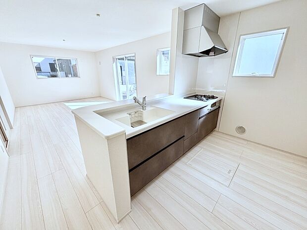 リビングで遊ぶお子様を見守りながらお料理ができる対面キッチン。