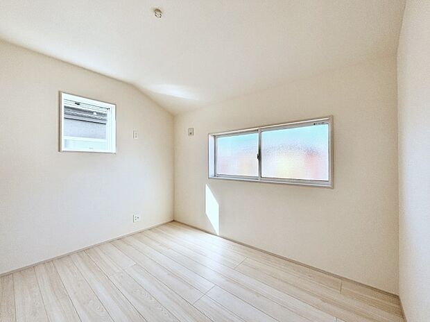 窓からのやさしい光が心地よいプライベートルーム