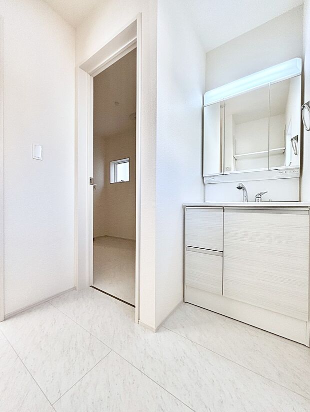 明るい洗面所は毎朝の身支度も楽しくできちゃいそうです。