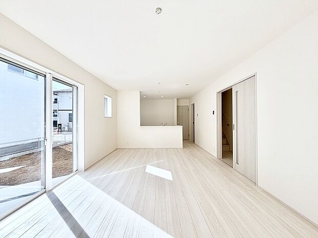 家族の笑顔が自然と生まれてくる、そんな雰囲気のダイニングに仕上がっています。